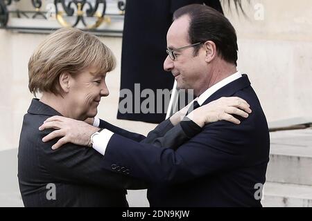 Der französische Präsident Francois Hollande begrüßt Bundeskanzlerin Angela Merkel im Elysee-Palast, bevor er an einer Kundgebung der Unity ÒMarche RepublicaineÓ am 11. Januar 2015 in Paris teilnimmt, um den 17 Opfern einer dreitägigen Tötungsveranstaltung von einheimischen Islamisten zu gedenken. Die Morde begannen am 7. Januar mit einem Angriff auf das Satiremagazin Charlie Hebdo in Paris, bei dem zwei Brüder 12 Menschen massakrierten, darunter einige der bekanntesten Karikaturisten des Landes. Die Ermordung einer Polizistin und der Sturm auf einen jüdischen Supermarkt am östlichen Rand der Hauptstadt, der 4 Einwohner tötete. Foto Stockfoto