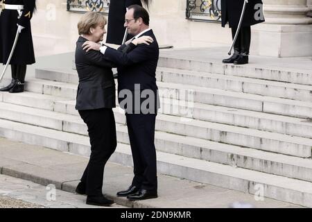 Der französische Präsident Francois Hollande begrüßt Bundeskanzlerin Angela Merkel im Elysee-Palast, bevor er an einer Kundgebung der Unity ÒMarche RepublicaineÓ am 11. Januar 2015 in Paris teilnimmt, um den 17 Opfern einer dreitägigen Tötungsveranstaltung von einheimischen Islamisten zu gedenken. Die Morde begannen am 7. Januar mit einem Angriff auf das Satiremagazin Charlie Hebdo in Paris, bei dem zwei Brüder 12 Menschen massakrierten, darunter einige der bekanntesten Karikaturisten des Landes. Die Ermordung einer Polizistin und der Sturm auf einen jüdischen Supermarkt am östlichen Rand der Hauptstadt, der 4 Einwohner tötete. Foto Stockfoto