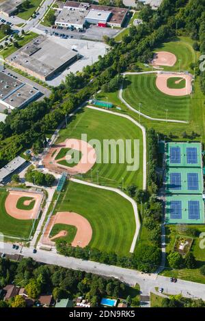Luftaufnahme des Bond Park mit Sportplätzen und Tennisplätzen in Don Mills, Toronto, Kanada. Stockfoto