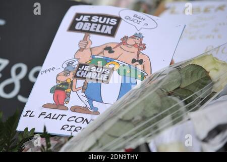 Blumen, Kerzen, Botschaften und Stifte zu Ehren der 12 Menschen, die beim Massaker von Charlie Hebdo am 7. Januar 2015 ums Leben kamen. Das Denkmal befindet sich in der Nähe der Büros des satirischen Magazins Charlie Hebdo in Paris, Frankreich und wird immer noch von Trauernden am 12. Januar 2015 besucht. Foto von Aurore Marechal/ABACAPRESS.COM Stockfoto