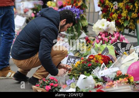 Blumen, Kerzen, Botschaften und Stifte zu Ehren der 12 Menschen, die beim Massaker von Charlie Hebdo am 7. Januar 2015 ums Leben kamen. Das Denkmal befindet sich in der Nähe der Büros des satirischen Magazins Charlie Hebdo in Paris, Frankreich und wird immer noch von Trauernden am 12. Januar 2015 besucht. Foto von Aurore Marechal/ABACAPRESS.COM Stockfoto