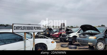Autounfälle in einem typischen amerikanischen Schrottplatz, Houston, Texas Stockfoto