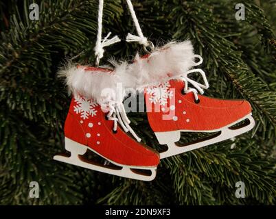 Weihnachten und Neujahr Spielzeug hängen auf dem Baum. Rote Schlittschuhe gemacht Stockfoto