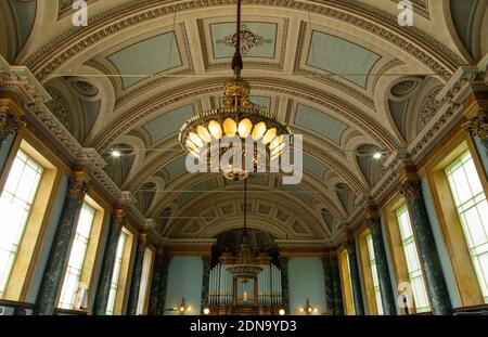 Die Decke und der reich verzierte Kronleuchter in der Saltaire United Reformierte Kirche, einer viktorianischen Kirche im Weltkulturerbe von Saltaire in Yorkshire, England. Stockfoto