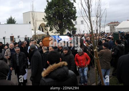 Die Beerdigung des ermordeten Polizisten Ahmed Merabet findet am 13. Januar 2015 auf einem muslimischen Friedhof in Bobigny, Frankreich, statt. Alle drei Polizisten, die in den Anschlägen der letzten Wochen getötet wurden, wurden in Anerkennung ihrer Tapferkeit mit einer posthumen Legion d'Honneur ausgezeichnet. Die Terroranschläge begannen am Mittwoch mit dem Angriff auf das französische Satiremagazin Charlie Hebdo, bei dem 12 Menschen getötet wurden, und endeten am Freitag mit Belagerungen bei einer Druckerei in Dammartin en Goele und einem Kosher-Supermarkt in Paris, bei denen vier Geiseln und drei Verdächtige getötet wurden. Ein vierter Verdächtiger, Hayat Boumediene, 26, entkam und ist Stockfoto