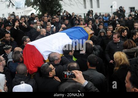 Die Beerdigung des ermordeten Polizisten Ahmed Merabet findet am 13. Januar 2015 auf einem muslimischen Friedhof in Bobigny, Frankreich, statt. Alle drei Polizisten, die in den Anschlägen der letzten Wochen getötet wurden, wurden in Anerkennung ihrer Tapferkeit mit einer posthumen Legion d'Honneur ausgezeichnet. Die Terroranschläge begannen am Mittwoch mit dem Angriff auf das französische Satiremagazin Charlie Hebdo, bei dem 12 Menschen getötet wurden, und endeten am Freitag mit Belagerungen bei einer Druckerei in Dammartin en Goele und einem Kosher-Supermarkt in Paris, bei denen vier Geiseln und drei Verdächtige getötet wurden. Ein vierter Verdächtiger, Hayat Boumediene, 26, entkam und ist Stockfoto