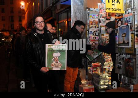 Am 14. Januar 2015 warten die Leute vor einem Zeitungsladen in Paris, Frankreich, da die neueste Ausgabe des französischen Satiremagazins Charlie Hebdo in den Handel kommt. Die neueste Ausgabe von Charlie Hebdo, seit islamistische Angriffe auf die Zeitschriftenbüros 12 Menschen tot gelassen haben, ist in vielen Teilen Frankreichs ausverkauft. Drei Millionen Exemplare des umstrittenen Magazins wurden nach den Terroranschlägen der vergangenen Woche gedruckt. Foto von Alain Apaydin/ABACAPRESS.COM Stockfoto