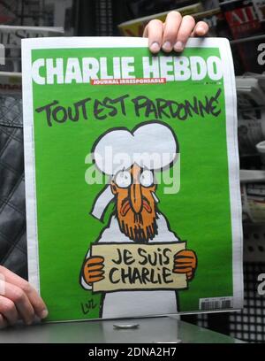 Am 14. Januar 2015 warten die Leute vor einem Zeitungsladen in Paris, Frankreich, da die neueste Ausgabe des französischen Satiremagazins Charlie Hebdo in den Handel kommt. Die neueste Ausgabe von Charlie Hebdo, seit islamistische Angriffe auf die Zeitschriftenbüros 12 Menschen tot gelassen haben, ist in vielen Teilen Frankreichs ausverkauft. Drei Millionen Exemplare des umstrittenen Magazins wurden nach den Terroranschlägen der vergangenen Woche gedruckt. Foto von Alain Apaydin/ABACAPRESS.COM Stockfoto