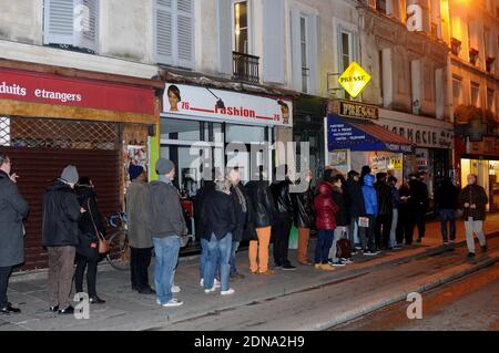 Am 14. Januar 2015 warten die Leute vor einem Zeitungsladen in Paris, Frankreich, da die neueste Ausgabe des französischen Satiremagazins Charlie Hebdo in den Handel kommt. Die neueste Ausgabe von Charlie Hebdo, seit islamistische Angriffe auf die Zeitschriftenbüros 12 Menschen tot gelassen haben, ist in vielen Teilen Frankreichs ausverkauft. Drei Millionen Exemplare des umstrittenen Magazins wurden nach den Terroranschlägen der vergangenen Woche gedruckt. Foto von Alain Apaydin/ABACAPRESS.COM Stockfoto