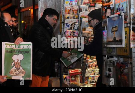 Am 14. Januar 2015 warten die Leute vor einem Zeitungsladen in Paris, Frankreich, da die neueste Ausgabe des französischen Satiremagazins Charlie Hebdo in den Handel kommt. Die neueste Ausgabe von Charlie Hebdo, seit islamistische Angriffe auf die Zeitschriftenbüros 12 Menschen tot gelassen haben, ist in vielen Teilen Frankreichs ausverkauft. Drei Millionen Exemplare des umstrittenen Magazins wurden nach den Terroranschlägen der vergangenen Woche gedruckt. Foto von Alain Apaydin/ABACAPRESS.COM Stockfoto