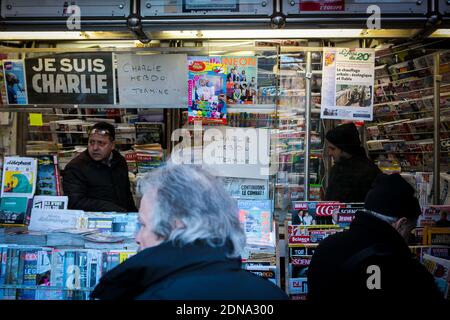 Am 14. Januar 2015 wurde in einem Zeitungskiosk in Paris ein Brett mit der Aufschrift "Charlie Sold Out" installiert. Alle Exemplare des Magazins, die innerhalb von Minuten nach seiner Veröffentlichung in ganz Frankreich ausverkauft sind, und weitere zwei Millionen Ausgaben sollen gedruckt werden. Es ist die erste Ausgabe seit dem Terroranschlag in seinem Büro 12 Menschen ermordet wurden. Foto von Audrey Poree/ABACAPRESS.COM Stockfoto