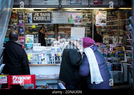 Am 14. Januar 2015 wurde in einem Zeitungskiosk in Paris ein Brett mit der Aufschrift "Charlie Sold Out" installiert. Alle Exemplare des Magazins, die innerhalb von Minuten nach seiner Veröffentlichung in ganz Frankreich ausverkauft sind, und weitere zwei Millionen Ausgaben sollen gedruckt werden. Es ist die erste Ausgabe seit dem Terroranschlag in seinem Büro 12 Menschen ermordet wurden. Foto von Audrey Poree/ABACAPRESS.COM Stockfoto