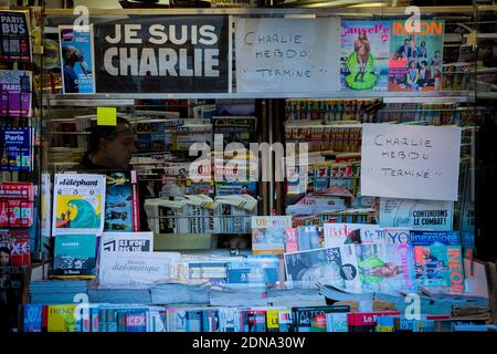 Am 14. Januar 2015 wurde in einem Zeitungskiosk in Paris ein Brett mit der Aufschrift "Charlie Sold Out" installiert. Alle Exemplare des Magazins, die innerhalb von Minuten nach seiner Veröffentlichung in ganz Frankreich ausverkauft sind, und weitere zwei Millionen Ausgaben sollen gedruckt werden. Es ist die erste Ausgabe seit dem Terroranschlag in seinem Büro 12 Menschen ermordet wurden. Foto von Audrey Poree/ABACAPRESS.COM Stockfoto