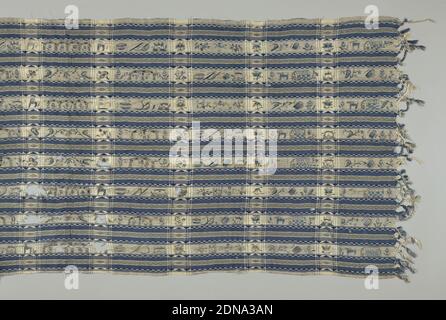 Rebozo, Medium: Seide, metallumwickelte Seide Kerntechnik: Gesticktes Leinwandgewebe mit ergänzender Kette, Rebozo in dunkelblauen, hellblauen und weißen Streifen gewebt. Ergänzende Kettmuster in einfachen geometrischen Designs in dunkelblauem und goldenem Faden. Bestickt mit dunkel und hellblauen Seide und Goldfaden mit Figuren, Gebäuden und Tieren., Tlacotalpan, Veracruz, Mexiko, Ende des 18. Oder Anfang des 19. Jahrhunderts, Stickerei & Stitching, Rebozo Stockfoto