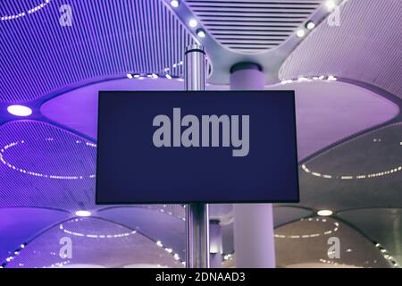 Singboard Mockup und Vorlage leere Werbung oder Leuchtkasten mit Kopieren Sie Platz im Bürohintergrund mit Neonbeleuchtung Stockfoto