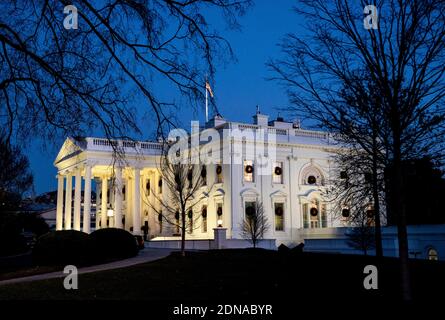 Washington, Usa. Dezember 2020. Das Weiße Haus wird in der Abenddämmerung in Washington, DC am Donnerstag, 17. Dezember 2020 gesehen. Foto von Kevin Dietsch/UPI Kredit: UPI/Alamy Live News Stockfoto