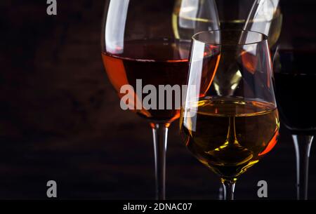 Weinverkostungskonzept, Stillweine und Schaumweine. Rot, Weißwein, Rose und Champagner in Weingläsern auf Vintage Holztisch Hintergrund Stockfoto