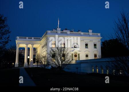 Washington, Usa. Dezember 2020. Das Weiße Haus wird in der Abenddämmerung in Washington, DC am Donnerstag, 17. Dezember 2020 gesehen. Foto von Kevin Dietsch/UPI Kredit: UPI/Alamy Live News Stockfoto