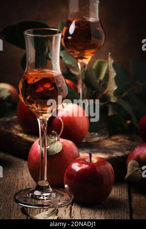 Französischer Apfel starkes alkoholisches Getränk, Stillleben im rustikalen Stil, Vintage-Holzhintergrund, selektiver Fokus Stockfoto