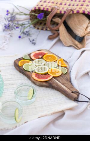 Luxus Sommer Picknick Flatlay im Park mit eingerichtet Zitrusfrüchte Stockfoto