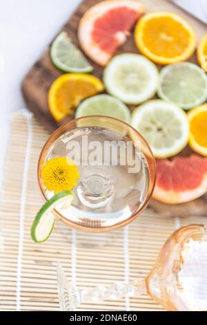 Champagner und Zitrusfrüchte bei einem luxuriösen Sommerpicknick Flatlay auf dem Land eingerichtet Stockfoto