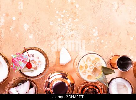 Traditionelle karibische Pina Colada Cocktail n Glas im Sommer. Draufsicht, Kopierbereich Stockfoto