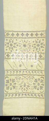 Handtuch, Medium: Leinen Technik: cutwork und Stickerei, langes Leinentuch mit breitem dekorierten Mittelbereich, bestehend aus breiten und schmalen Schnittzeilen und Stickereibändern mit floralen oder geometrischen Mustern und einem breiten Band mit Initialen 'M.A.D.' Einreihig von drei Blumenrosetten in derselben Technik unten., Dänemark, 19. Jahrhundert, Stickerei & Nähen, Handtuch Stockfoto