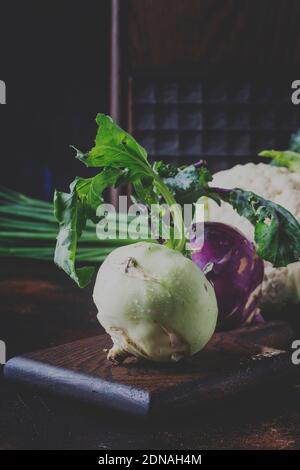 Grüner Kohlrabi-Kohl, Herbsternte auf braunem Tisch. Selektiver Fokus Stockfoto