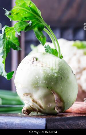 Grüner Kohlrabi-Kohl, Herbsternte auf braunem Tisch. Selektiver Fokus Stockfoto
