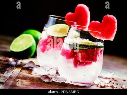 Valentinstag Cocktail mit roten Fruchtherzen, selektiver Fokus Stockfoto