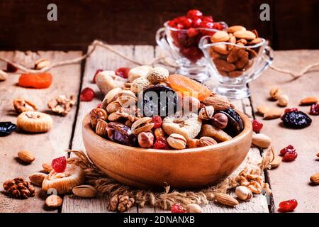 Gesunde Ernährung: Nüsse und Trockenfrüchte, Vintage Holzhintergrund, selektiver Fokus Stockfoto