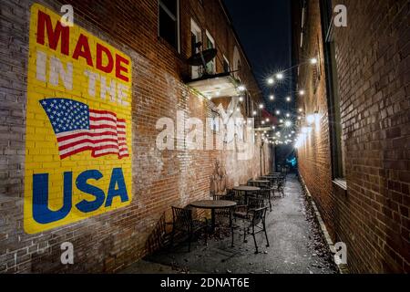 Sitzgelegenheiten im Freien und Feiertagsbeleuchtung in einer Gasse - Downtown Brevard, North Carolina, USA Stockfoto