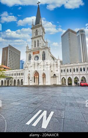 Der vordere Eingang und der Parkplatz von CHIJMES, ehemals Kloster des Heiligen Jesuskindes, heute ein Restaurantzentrum; Bras Basah Area, Singapur Stockfoto