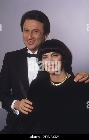 Datei Foto im Studio in den 80er Jahren des französischen TV-Presenter Michel Drucker zusammen mit Sängerin Mireille Mathieu aufgenommen. Foto von Pascal Baril/ABACAPRESS.COM Stockfoto