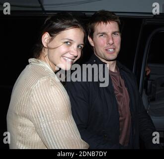 MIAMI BEACH, FL - DEZEMBER 17: EXKLUSIVE BERICHTERSTATTUNG  Mega-Star Tom Cruise erscheint in Miami Beach mit seiner schönen schwangeren Braut Katie Holmes. Das Paar sah absolut strahlend und glücklich aus und obwohl Katie mehrere Monate schwanger ist, feierte das Paar mit Freunden will und Jada Smith Katie's 27. Geburtstag bis in die frühen Morgenstunden in einem Miami Beach Hotspot. Um 2:20 Uhr morgens gingen die Vierer alle zusammen vor die Hintertür. Tom erzählte Fotografen, dass dies seine erste Reise nach Miami war und er seine Reise genoss. Die vierer vier Auto Autokade dann ging nach unten O Stockfoto