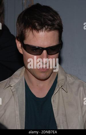 MIAMI BEACH, FL - DEZEMBER 17: EXKLUSIVE BERICHTERSTATTUNG  Mega-Star Tom Cruise erscheint in Miami Beach mit seiner schönen schwangeren Braut Katie Holmes. Das Paar sah absolut strahlend und glücklich aus und obwohl Katie mehrere Monate schwanger ist, feierte das Paar mit Freunden will und Jada Smith Katie's 27. Geburtstag bis in die frühen Morgenstunden in einem Miami Beach Hotspot. Um 2:20 Uhr morgens gingen die Vierer alle zusammen vor die Hintertür. Tom erzählte Fotografen, dass dies seine erste Reise nach Miami war und er seine Reise genoss. Die vierer vier Auto Autokade dann ging nach unten O Stockfoto
