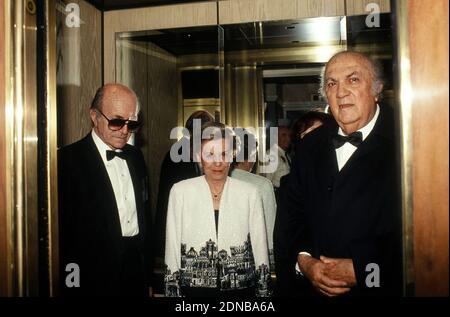 Director Federico Fellini, wife Giulietta Masina at the 65th Annual Academy Awards in Los Angeles, CA, March 29th, 1993 / File Reference # 34000-1341PLTHA Stock Photo