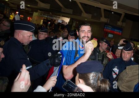 Cyril Dumoulin, Spieler der französischen Handball-Nationalmannschaft, begrüßt von Anhängern am 2. Februar 2015 auf dem Flughafen Roissy Charles de Gaulle in Roissy-en-France, außerhalb von Paris, Frankreich, bei der Ankunft des Teams aus Katar, nach dem Gewinn der 24. Männer Handball-Weltmeisterschaft. Frankreich war das erste Team in der Handball-Geschichte, das fünf Weltmeisterschaften gewann, als es die Überraschungsfinalisten Qatar 25-22 am 1. Februar 2015 besiegte. Der Sieg bedeutet, dass die Franzosen jetzt Weltmeister, Europameister und Olympiasieger sind und ihre aktuelle Dominanz des Sports unterstreichen. Foto von Thierry Orban/ABACAPRESS.COM Stockfoto