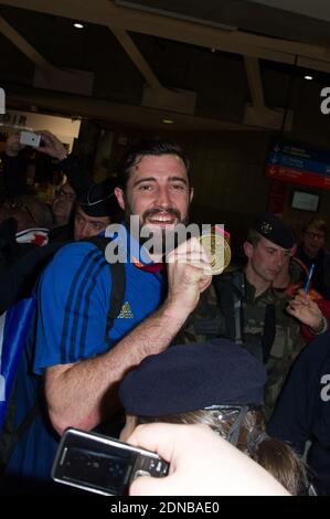 Cyril Dumoulin, Spieler der französischen Handball-Nationalmannschaft, begrüßt von Anhängern am 2. Februar 2015 auf dem Flughafen Roissy Charles de Gaulle in Roissy-en-France, außerhalb von Paris, Frankreich, bei der Ankunft des Teams aus Katar, nach dem Gewinn der 24. Männer Handball-Weltmeisterschaft. Frankreich war das erste Team in der Handball-Geschichte, das fünf Weltmeisterschaften gewann, als es die Überraschungsfinalisten Qatar 25-22 am 1. Februar 2015 besiegte. Der Sieg bedeutet, dass die Franzosen jetzt Weltmeister, Europameister und Olympiasieger sind und ihre aktuelle Dominanz des Sports unterstreichen. Foto von Thierry Orban/ABACAPRESS.COM Stockfoto