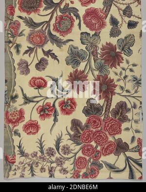 Textil, Medium: Baumwolle Technik: Gemordet bemalt und gefärbt (Chintz), EIN geschwungene Baumstamm aus einem Hügel, mit naturalistischen Blumen von europäischem Charakter, einschließlich Rosen, Nelken, Morgen Glories, columbine, Dahlien und Tulpen. Baumstamm, Hügel und Umrisse braun; Laub grün; Blumen, zwei Schattierungen von rot, blau, rötlich-braun und ein Violett jetzt verblasst. Alle Blüten haben eine ausgedehnte Schattierung. Entlang der rechten Seite und unten ein Rand in blau-grün, in welligen gekrümmten Umriss, über die Blumen projizieren., Panel oben geschnitten; kleine Flecken von selbst Chintz auf der Rückseite der Oberseite Stockfoto