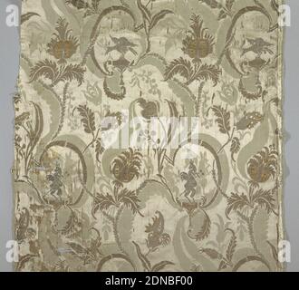 Textil, Medium: Seidentechnik: Brokat Damasse, Beige Seide Brokat mit Gold und Silber metallischen Faden und blau und orange/tan Seide in einem Muster von Reben mit Blumen und Tieren., 1675–1700, gewebte Textilien, Textil Stockfoto