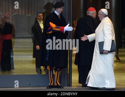Papst Franziskus schüttelt die Hände mit der Schweizer Garde, als er kommt, um mit Kardinälen und Bischöfen am außerordentlichen Konsistorium vor den Nominierungen neuer Kardinäle, im Vatikan am 13. Februar 2015 teilzunehmen. Papst Franziskus fordert seine Kardinäle auf, mit seiner Reform der veralteten und dysfunktionalen Vatikanischen Bürokratie zusammenzuarbeiten. Foto von Eric Vandeville/ ABACAPRESS.COM Stockfoto