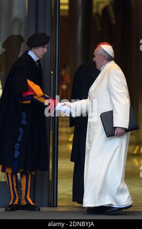 Papst Franziskus schüttelt die Hände mit der Schweizer Garde, als er kommt, um mit Kardinälen und Bischöfen am außerordentlichen Konsistorium vor den Nominierungen neuer Kardinäle, im Vatikan am 13. Februar 2015 teilzunehmen. Papst Franziskus fordert seine Kardinäle auf, mit seiner Reform der veralteten und dysfunktionalen Vatikanischen Bürokratie zusammenzuarbeiten. Foto von Eric Vandeville/ ABACAPRESS.COM Stockfoto