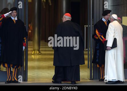 Papst Franziskus schüttelt die Hände mit der Schweizer Garde, als er kommt, um mit Kardinälen und Bischöfen am außerordentlichen Konsistorium vor den Nominierungen neuer Kardinäle, im Vatikan am 13. Februar 2015 teilzunehmen. Papst Franziskus fordert seine Kardinäle auf, mit seiner Reform der veralteten und dysfunktionalen Vatikanischen Bürokratie zusammenzuarbeiten. Foto von Eric Vandeville/ ABACAPRESS.COM Stockfoto