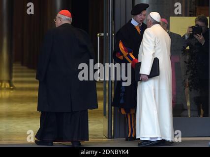 Papst Franziskus schüttelt die Hände mit der Schweizer Garde, als er kommt, um mit Kardinälen und Bischöfen am außerordentlichen Konsistorium vor den Nominierungen neuer Kardinäle, im Vatikan am 13. Februar 2015 teilzunehmen. Papst Franziskus fordert seine Kardinäle auf, mit seiner Reform der veralteten und dysfunktionalen Vatikanischen Bürokratie zusammenzuarbeiten. Foto von Eric Vandeville/ ABACAPRESS.COM Stockfoto