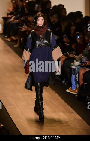 Ein Model läuft am 12. Februar 2015 auf der BCBG Max Azria Show während der Mercedes-Benz Fashion Week Herbst 2015 im Theater im Lincoln Center in New York City, NY, USA. Foto von Richard Davis/ABACAPRESS.COM Stockfoto