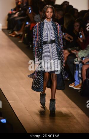 Ein Model läuft am 12. Februar 2015 auf der BCBG Max Azria Show während der Mercedes-Benz Fashion Week Herbst 2015 im Theater im Lincoln Center in New York City, NY, USA. Foto von Richard Davis/ABACAPRESS.COM Stockfoto