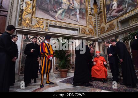 Der neu ernannte Kardinal, der italienische Erzbischof Luigi De Magistris, nimmt an den Höflichkeitsbesuchen im Apostolischen Palast Teil am 14. Februar 2015 hat Papst Franziskus im Vatikan 20 römisch-katholische Bischöfe und Erzbischöfe bei einer Konsistoralzeremonie im Petersdom in der Vatikanstadt zum Kardinal erhoben. Vatikan, Italien, am 14. Februar 2015. Fünfzehn der neuen Kardinäle sind unter 80 Jahre alt und als "Kardinalwähler" bekannt. Unter den an der Zeremonie im Petersdom des Vatikans teilnahmen, war der deutsche Papst Benedikt XVI. Im Ruhestand Foto von Eric Vandeville /ABACAPRESS.COM Stockfoto