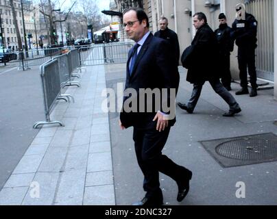 Der französische Präsident Francois Hollande verlässt am 15. Februar 2015 die dänische Botschaft in Paris. Hollande sagte am 15. Februar, dass die "gleichen Ziele" bei den Wochenendangriffen in Kopenhagen getroffen wurden, wie während des Januarangriffs in Paris, der 17 Menschenleben forderte. Wie die islamistischen Brüder Kouachi, die am 7. Januar 12 in und um die Büros des französischen Satiremagazins Charlie Hebdo töteten, entfesselte der Kopenhagener Schütze eine Kugel in einem Kulturzentrum, in dem eine Debatte über die Meinungsfreiheit stattfindet. Foto von Alain Apaydin/ABACAPRESS.COM Stockfoto