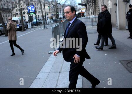 Der französische Präsident Francois Hollande verlässt am 15. Februar 2015 die dänische Botschaft in Paris. Hollande sagte am 15. Februar, dass die "gleichen Ziele" bei den Wochenendangriffen in Kopenhagen getroffen wurden, wie während des Januarangriffs in Paris, der 17 Menschenleben forderte. Wie die islamistischen Brüder Kouachi, die am 7. Januar 12 in und um die Büros des französischen Satiremagazins Charlie Hebdo töteten, entfesselte der Kopenhagener Schütze eine Kugel in einem Kulturzentrum, in dem eine Debatte über die Meinungsfreiheit stattfindet. Foto von Alain Apaydin/ABACAPRESS.COM Stockfoto